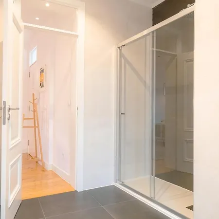 Stylish 2br Castle View - | By Airnest Appartement