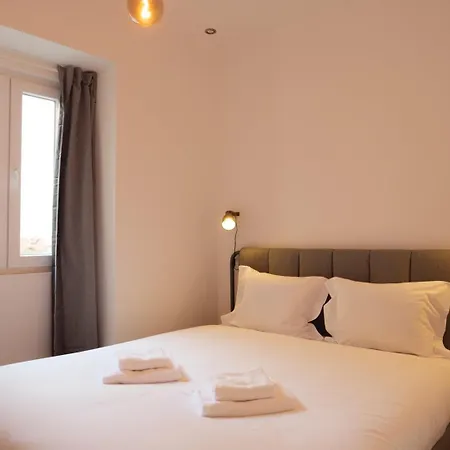 Stylish 2br Castle View - | By Airnest