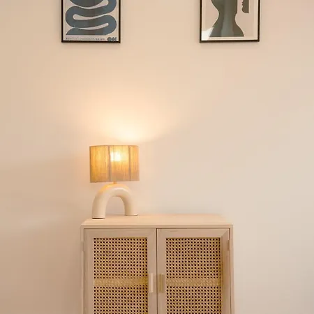 Stylish 2br Castle View - | By Airnest Appartement